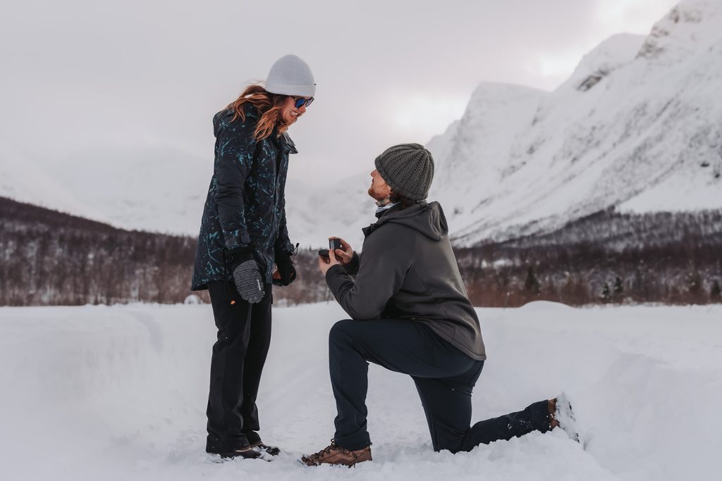 couple getting engaged in norway